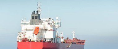 Büyük kırmızı kargo gemisi (petrol kimyasal tankeri, 184 metre uzunluğunda) Baltık Denizi 'nde yol alır. Nakliye, lojistik, küresel iletişim, ekonomi, sanayi, arz, çevre