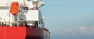 Büyük kırmızı kargo gemisi (petrol kimyasal tankeri, 184 metre uzunluğunda) Baltık Denizi 'nde yol alır. Nakliye, lojistik, küresel iletişim, ekonomi, sanayi, arz, çevre