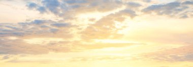 Açık mavi gökyüzü. Pembe ve altın rengi sirrus ve kümülüs bulutları fırtına üstüne, yumuşak güneş ışığı. Dramatik gün batımı bulutları. Meteoroloji, cennet, barış, grafik kaynakları, pitoresk panoramik manzara