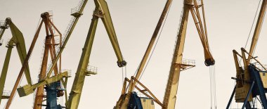 Riga, Letonya 'daki modern kömür terminali. Vinçler yakın plan. Baltık Denizi. Nakliye, lojistik, küresel iletişim, ekonomi, iş, endüstri, tedarik, özel ekipman. Şehir manzarası