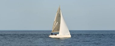 Günbatımında Baltık Denizi 'nde yelkenli yelkenli yelkenli. Fırtınadan sonra açık gökyüzü, yumuşak güneş ışığı. Ulaşım, seyahat, gezi, spor, eğlence, boş zaman aktivitesi, yaşam tarzı, aile