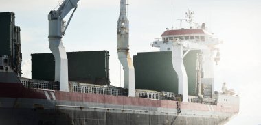 Geniş modern kargo vinç gemisi (142 metre uzunluğunda). Nakliye, deniz taşımacılığı, lojistik, küresel iletişim, ekonomi, iş, endüstri. Panoramik görünüm