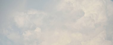 Süslü bulutlar. Dramatik bir gökyüzü. Destansı fırtına bulutları. Yumuşak güneş ışığı. Panoramik görüntü, doku, arkaplan, grafik kaynakları, tasarım, kopyalama alanı. Meteoroloji, cennet, umut, barış kavramı