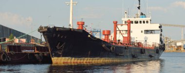 Tanker gemisi iskele terminaline yükleniyor. Baltık Denizi. Nakliye, lojistik, küresel iletişim, ekonomi, iş, endüstri, yakıt ve enerji üretimi, arz