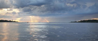 Fırtınadan sonra Baltık Denizi, yelkenli tekneden panoramik manzara. Dramatik gün batımı gökyüzü. Parlayan bulutlar, altın güneş ışığı. Idyllic deniz manzarası. Doğa, gezi, seyahat yerleri