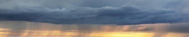 Kara süs bulutları. Dramatik bir gökyüzü. Destansı fırtına bulutları. Panoramik görüntü, doku, arkaplan, grafik kaynakları, tasarım, kopyalama alanı. Meteoroloji, hava durumu, fırtına. Kasırga kavramları