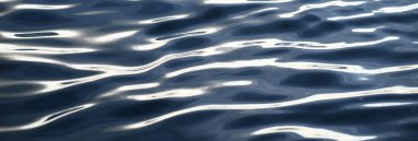 Gün batımında deniz. Karanlık su yüzeyi yakın plan. Soyut doğal desen, doku, arkaplan, duvar kağıdı, grafik kaynaklar, kopyalama alanı, üç boyutlu görüntüleme. Doğa, çevre, turizm, gezi, yüzme konsepti