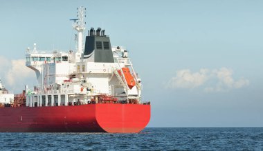 Büyük kırmızı kargo gemisi (petrol kimyasal tankeri, 184 metre uzunluğunda) Baltık Denizi 'nde yol alır. Nakliye, lojistik, küresel iletişim, ekonomi, sanayi, arz, çevre