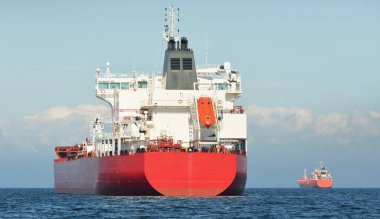Büyük kırmızı kargo gemisi (petrol kimyasal tankeri, 184 metre uzunluğunda) Baltık Denizi 'nde yol alır. Nakliye, lojistik, küresel iletişim, ekonomi, sanayi, arz, çevre