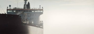 Büyük kırmızı kargo gemisi (petrol kimyasal tankeri, 184 metre uzunluğunda) Baltık Denizi 'nde yol alır. Nakliye, lojistik, küresel iletişim, ekonomi, sanayi, arz, çevre