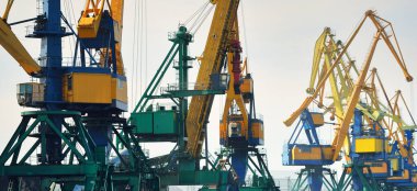 Riga, Letonya 'daki modern kömür terminali. Vinçler yakın plan. Baltık Denizi. Nakliye, lojistik, küresel iletişim, ekonomi, iş, endüstri, tedarik, özel ekipman. Şehir manzarası