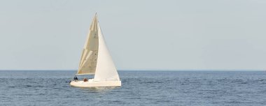 Günbatımında Baltık Denizi 'nde yelkenli yelkenli yelkenli. Fırtınadan sonra açık gökyüzü, yumuşak güneş ışığı. Ulaşım, seyahat, gezi, spor, eğlence, boş zaman aktivitesi, yaşam tarzı, aile