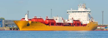 Tanker gemisi iskele terminaline yükleniyor. Baltık Denizi. Nakliye, lojistik, küresel iletişim, ekonomi, iş, endüstri, yakıt ve enerji üretimi, arz
