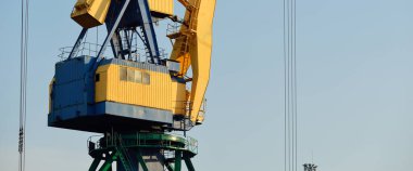 Riga, Letonya 'daki modern kömür terminali. Vinçler yakın plan. Baltık Denizi. Yük taşımacılığı, lojistik, küresel iletişim, ekonomi, ticaret, sanayi, arz, özel ekipman