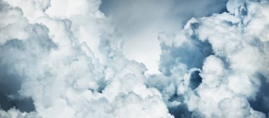 Süslü bulutlar. Dramatik bir gökyüzü. Destansı fırtına bulutları. Yumuşak güneş ışığı. Panoramik görüntü, doku, arkaplan, grafik kaynakları, tasarım, kopyalama alanı. Meteoroloji, cennet, umut, barış kavramı