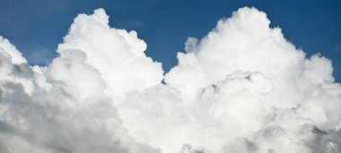 Süslü bulutlar. Dramatik bir gökyüzü. Destansı fırtına bulutları. Yumuşak güneş ışığı. Panoramik görüntü, doku, arkaplan, grafik kaynakları, tasarım, kopyalama alanı. Meteoroloji, cennet, umut, barış kavramı