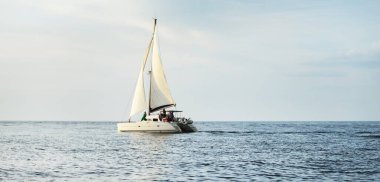 Günbatımında Baltık Denizi 'nde yelkenli yelkenli yelkenli. Fırtınadan sonra açık gökyüzü, yumuşak güneş ışığı. Ulaşım, seyahat, gezi, spor, eğlence, boş zaman aktivitesi, yaşam tarzı, aile