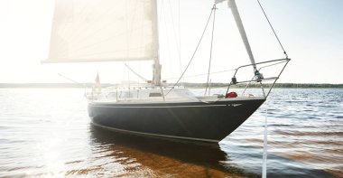 Kumlu kıyıya demirli mavi şalopalı yat (plaj). İsveç 'te, Avrupa' da. Doğa, yaz tatilleri, eğlence, gezi, spor, ulaşım, kiralık özel gemi.