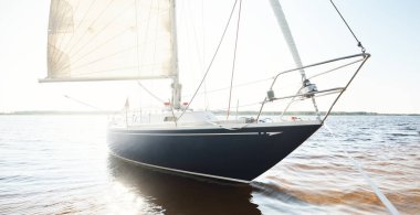 Kumlu kıyıya demirli mavi şalopalı yat (plaj). İsveç 'te, Avrupa' da. Doğa, yaz tatilleri, eğlence, gezi, spor, ulaşım, kiralık özel gemi.