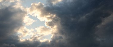 Kara süs bulutları. Dramatik bir gökyüzü. Destansı fırtına bulutları. Panoramik görüntü, doku, arkaplan, grafik kaynakları, tasarım, kopyalama alanı. Meteoroloji, hava durumu, fırtına. Kasırga kavramları