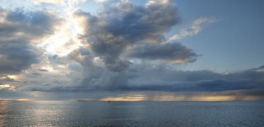 Fırtınadan sonra Baltık Denizi, yelkenli tekneden panoramik manzara. Dramatik gün batımı gökyüzü. Parlayan bulutlar, altın güneş ışığı. Idyllic deniz manzarası. Doğa, gezi, seyahat yerleri