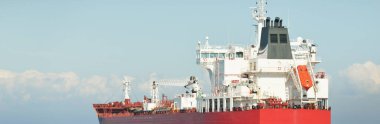 Büyük kırmızı kargo gemisi (petrol kimyasal tankeri, 184 metre uzunluğunda) Baltık Denizi 'nde yol alır. Nakliye, lojistik, küresel iletişim, ekonomi, sanayi, arz, çevre
