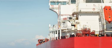 Büyük kırmızı kargo gemisi (petrol kimyasal tankeri, 184 metre uzunluğunda) Baltık Denizi 'nde yol alır. Nakliye, lojistik, küresel iletişim, ekonomi, sanayi, arz, çevre