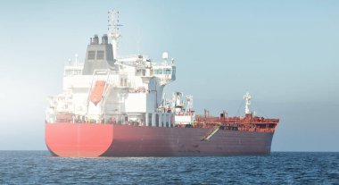 Büyük kırmızı kargo gemisi (petrol kimyasal tankeri, 184 metre uzunluğunda) Baltık Denizi 'nde yol alır. Nakliye, lojistik, küresel iletişim, ekonomi, sanayi, arz, çevre