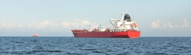 Büyük kırmızı kargo gemisi (petrol kimyasal tankeri, 184 metre uzunluğunda) Baltık Denizi 'nde yol alır. Nakliye, lojistik, küresel iletişim, ekonomi, sanayi, arz, çevre
