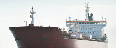 Büyük kırmızı kargo gemisi (petrol kimyasal tankeri, 184 metre uzunluğunda) Baltık Denizi 'nde yol alır. Nakliye, lojistik, küresel iletişim, ekonomi, sanayi, arz, çevre