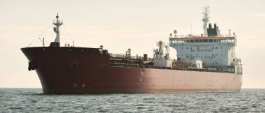 Büyük kırmızı kargo gemisi (petrol kimyasal tankeri, 184 metre uzunluğunda) Baltık Denizi 'nde yol alır. Nakliye, lojistik, küresel iletişim, ekonomi, sanayi, arz, çevre