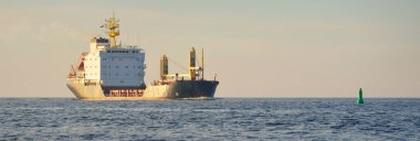 Genel kargo gemisi (98 metre uzunluğunda) Baltık Denizi 'nde yol alıyor. Nakliye, lojistik, küresel iletişim, ekonomi, sanayi, arz, çevre