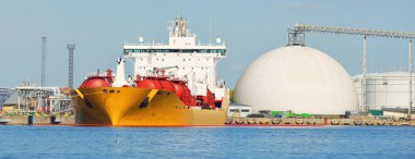 Tanker gemisi iskele terminaline yükleniyor. Baltık Denizi. Nakliye, lojistik, küresel iletişim, ekonomi, iş, endüstri, yakıt ve enerji üretimi, arz