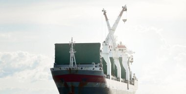 Geniş modern kargo vinç gemisi (142 metre uzunluğunda). Nakliye, deniz taşımacılığı, lojistik, küresel iletişim, ekonomi, iş, endüstri. Panoramik görünüm