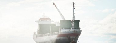 Geniş modern kargo vinç gemisi (142 metre uzunluğunda). Nakliye, deniz taşımacılığı, lojistik, küresel iletişim, ekonomi, iş, endüstri. Panoramik görünüm