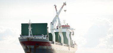 Geniş modern kargo vinç gemisi (142 metre uzunluğunda). Nakliye, deniz taşımacılığı, lojistik, küresel iletişim, ekonomi, iş, endüstri. Panoramik görünüm