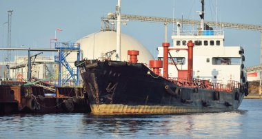 Tanker gemisi iskele terminaline yükleniyor. Baltık Denizi. Nakliye, lojistik, küresel iletişim, ekonomi, iş, endüstri, yakıt ve enerji üretimi, arz