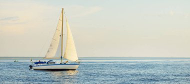 Günbatımında Baltık Denizi 'nde yelkenli yelkenli yelkenli. Fırtınadan sonra açık gökyüzü, yumuşak güneş ışığı. Ulaşım, seyahat, gezi, spor, eğlence, boş zaman aktivitesi, yaşam tarzı, aile