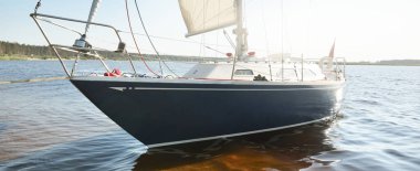 Kumlu kıyıya demirli mavi şalopalı yat (plaj). İsveç 'te, Avrupa' da. Doğa, yaz tatilleri, eğlence, gezi, spor, ulaşım, kiralık özel gemi.