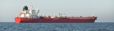 Büyük kırmızı kargo gemisi (petrol kimyasal tankeri, 184 metre uzunluğunda) Baltık Denizi 'nde yol alır. Nakliye, lojistik, küresel iletişim, ekonomi, sanayi, arz, çevre