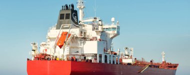 Büyük kırmızı kargo gemisi (petrol kimyasal tankeri, 184 metre uzunluğunda) Baltık Denizi 'nde yol alır. Nakliye, lojistik, küresel iletişim, ekonomi, sanayi, arz, çevre