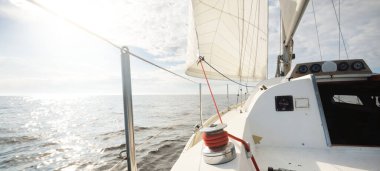 Günbatımında Baltık Denizi 'nde yelkenli yelkenli yelkenli. Kokpitten pruvaya, direğe ve yelkenlere bakın. Ulaşım, seyahat, gezi, spor, eğlence, boş zaman aktivitesi, yelkenli yarışı