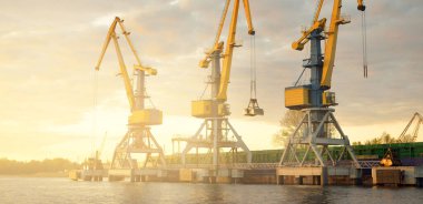 Riga, Letonya 'daki modern kargo limanı terminali. Vinçler yakın plan. Dramatik bir gökyüzü. Baltık Denizi. Yük taşımacılığı, lojistik, küresel iletişim, ekonomi, ticaret, sanayi, arz, özel ekipman