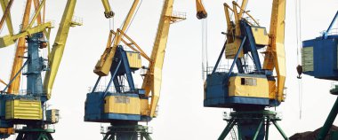 Riga, Letonya 'daki modern kömür terminali. Vinçler yakın plan. Baltık Denizi. Nakliye, lojistik, küresel iletişim, ekonomi, iş, endüstri, tedarik, özel ekipman. Şehir manzarası