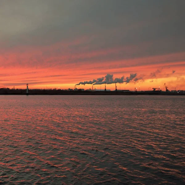 Rzeka Zachodzie Słońca Dramatyczne Niebo Świecące Czerwone Chmury Port Terminal — Zdjęcie stockowe