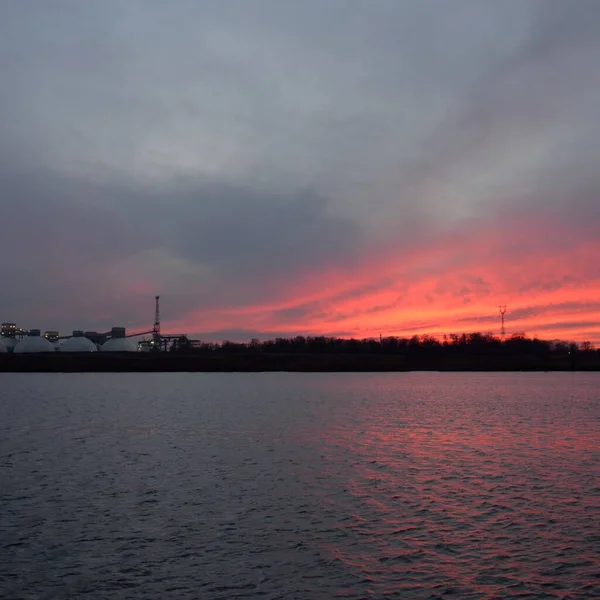 Řeka Při Západu Slunce Dramatické Nebe Zářící Rudé Mraky Port — Stock fotografie