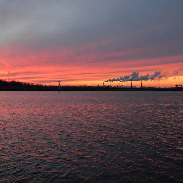 Fiume Tramonto Cielo Drammatico Nuvole Rosse Incandescenti Terminale Del Porto — Foto Stock