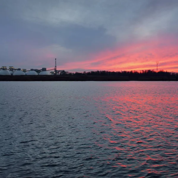 Rivière Coucher Soleil Ciel Dramatique Nuages Rouges Flamboyants Terminal Portuaire — Photo