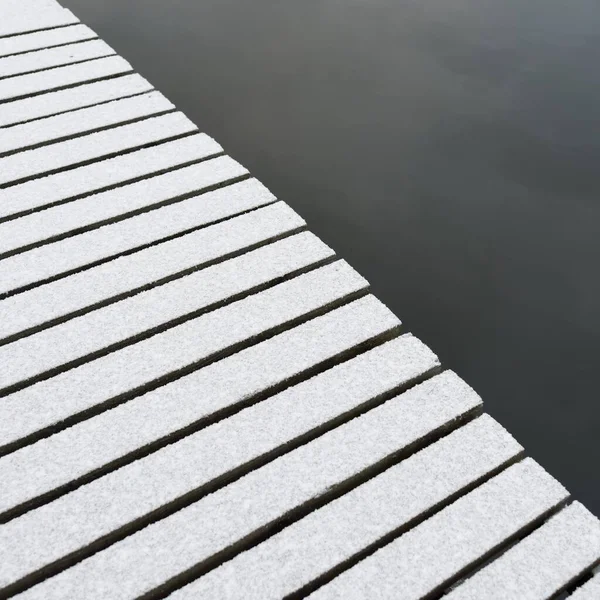 Snötäckt Modern Träbrygga Brygga Strandpromenad Över Den Frusna Älven Frost — Stockfoto