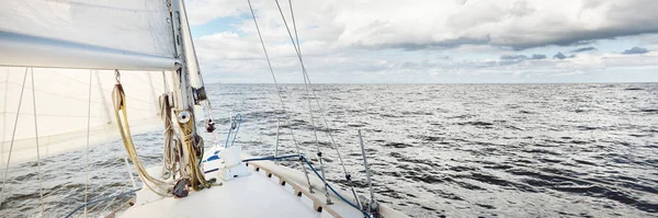 白いスループは 晴れた日にオープン海でヨットのセーリングを装備しました デッキから弓への眺め クルーズ スポーツ レクリエーション レジャー活動 レース レガッタ — ストック写真